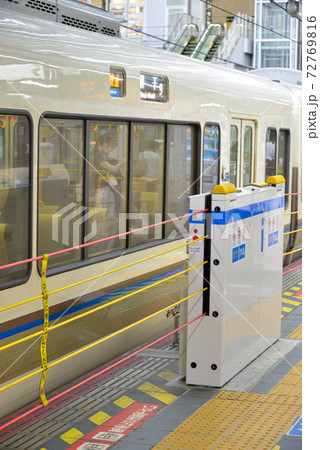 JR大阪駅の昇降ロープ式ホームドア 72769816