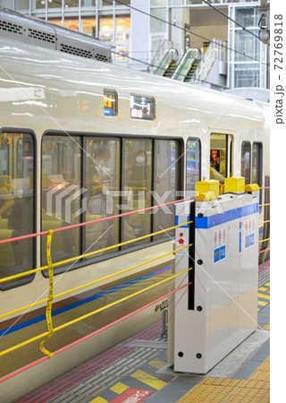 JR大阪駅の昇降ロープ式ホームドア 72769818