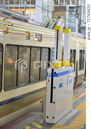 JR大阪駅の昇降ロープ式ホームドア 72769820