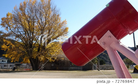 銀杏の有る風景 72769847