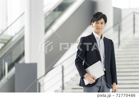 ノートパソコンを持った若いビジネスマン 72770486