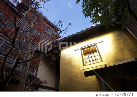 金沢市の東茶屋街の金箔の壁 72770771