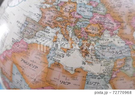 ヨーロッパから発信される世界情勢の様子を表現した地球儀 ヨーロッパから発信される世界情勢の様子を表現した地球儀 72770968