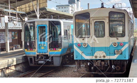 JR四国　普通列車と特急列車 72771387