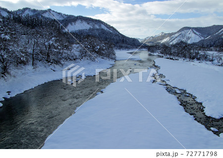 雪が積もる伊南川 亀岡橋から 福島県只見町の写真素材