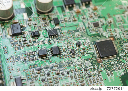 むき出しになったコンピューターの基盤 72772014