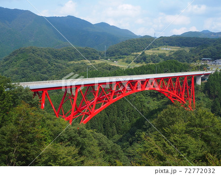 山間部 トラス構造 アーチ橋 山間部 トラス構造 アーチ橋 72772032
