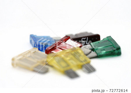 バラバラに置かれたカラフルなヒューズ5個 72772614