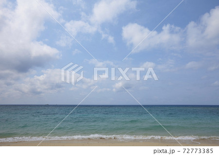 シンプルな沖縄の海と空 72773385