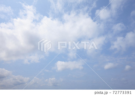 シンプルな沖縄の海と空 シンプルな沖縄の海と空 72773391