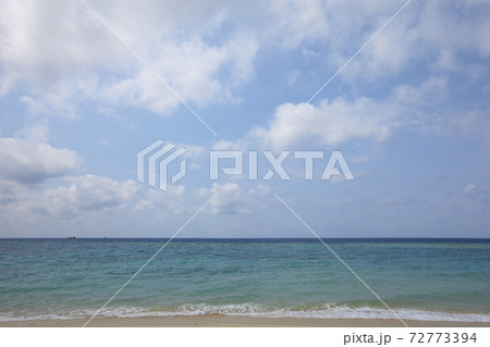 シンプルな沖縄の海と空 72773394