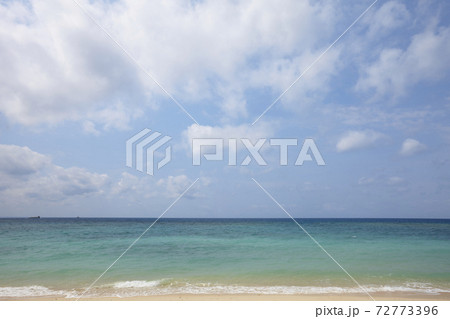 シンプルな沖縄の海と空 シンプルな沖縄の海と空 72773396