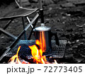 焚火でコーヒーを淹れる 72773405