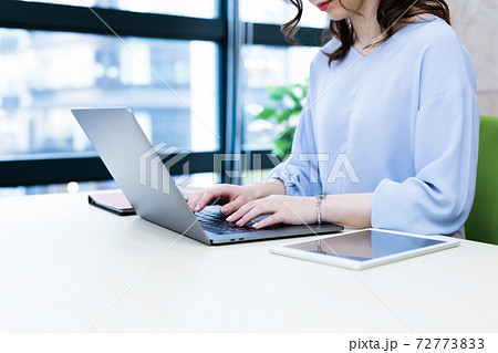 室内でノートパソコンを操作する女性の手元 室内でノートパソコンを操作する女性の手元 72773833