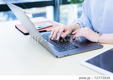 室内でノートパソコンを操作する女性の手元 室内でノートパソコンを操作する女性の手元 72773836