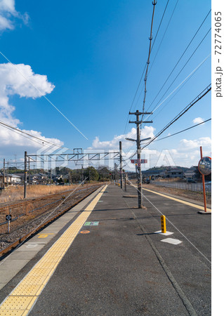 貴生川駅のホーム（信楽鉄道） 72774065