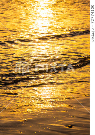 夕日の海 72774100