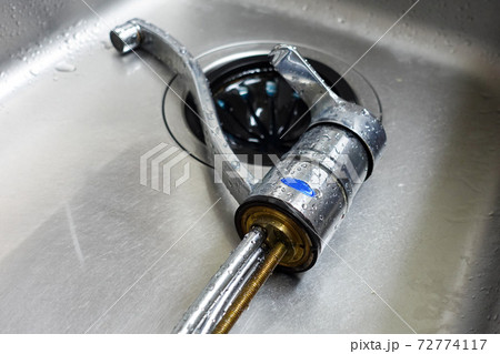 取り外した混合水栓　キッチン 72774117
