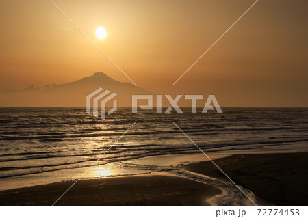 夕陽に染まる海 72774453