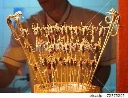 中国の屋台のサソリとタツノオトシゴ 中国の屋台のサソリとタツノオトシゴ 72775205