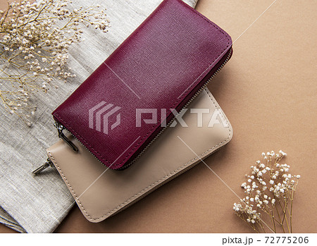 Red and beige leather wallets 72775206