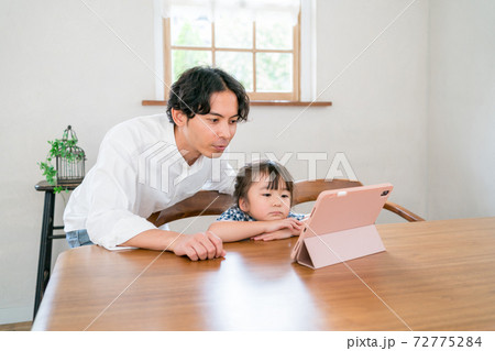 パパとタブレット パパとタブレット 72775284