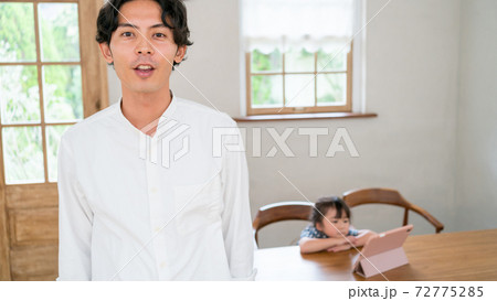 幼稚園児にタブレットを与えるパパ 72775285