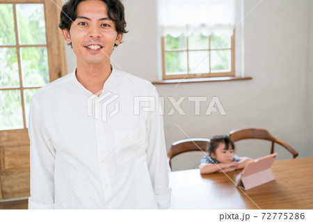 幼稚園児にタブレットを与えるパパ 72775286