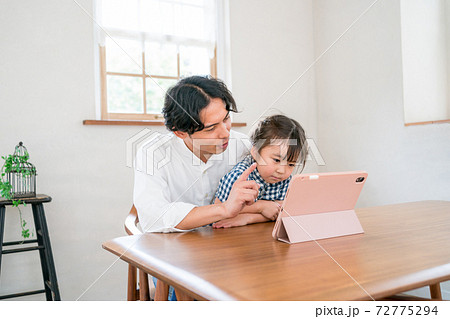 パパとタブレット 72775294