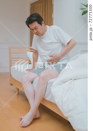 寝起き　胃もたれ 72775300