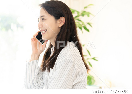 スマホで通話する若い女性 スマホで通話する若い女性 72775390