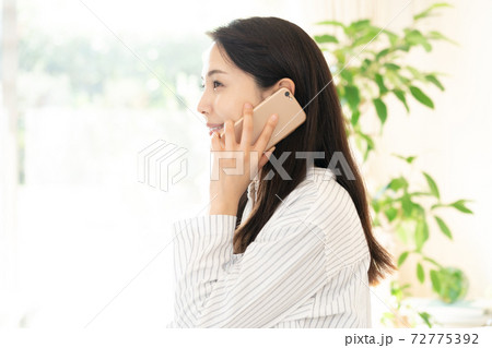 スマホで通話する若い女性 72775392