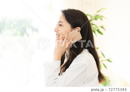 スマホで通話する若い女性 72775393
