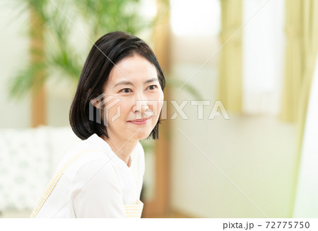 リビングで寛ぐ主婦 リビングで寛ぐ主婦 72775750