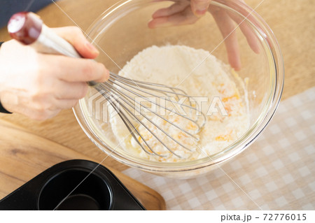 自宅でお菓子作り 72776015