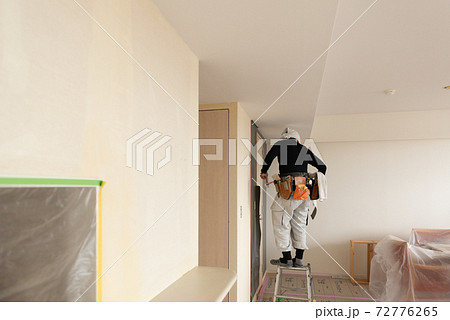 内装工事する職人 内装工事する職人 72776265