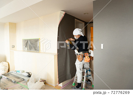 内装工事する職人 内装工事する職人 72776269