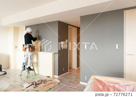 内装工事する職人 72776271