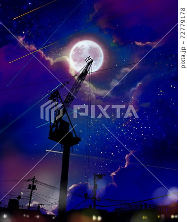 輝く星空と満月と雲を背景にクレーン車と夜の街のシルエット 輝く星空と満月と雲を背景にクレーン車と夜の街のシルエット 72779178