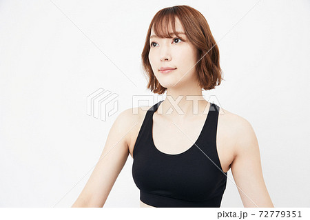 ストレッチ スポーツ ヨガ トレーニング 運動 柔軟 若い女性 ストレッチ スポーツ ヨガ トレーニング 運動 柔軟 若い女性 72779351