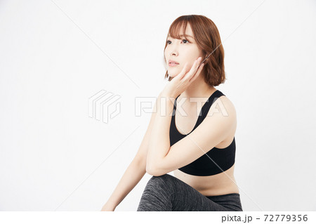 ストレッチ スポーツ ヨガ トレーニング 運動 柔軟 若い女性 ストレッチ スポーツ ヨガ トレーニング 運動 柔軟 若い女性 72779356