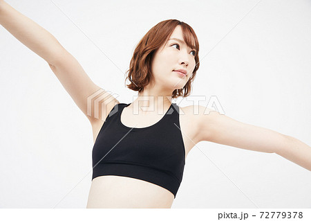 ストレッチ スポーツ ヨガ トレーニング 運動 柔軟 若い女性 ストレッチ スポーツ ヨガ トレーニング 運動 柔軟 若い女性 72779378