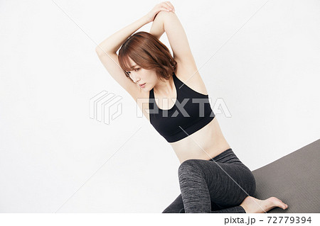 ストレッチ スポーツ ヨガ トレーニング 運動 柔軟 若い女性 ストレッチ スポーツ ヨガ トレーニング 運動 柔軟 若い女性 72779394
