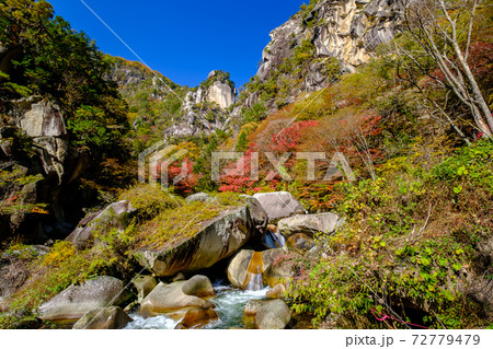 山梨・昇仙峡・覚円峰の紅葉 72779479
