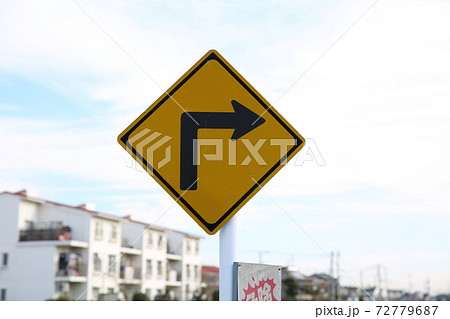 町の中の道路標識 72779687