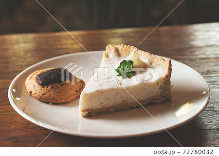 ケーキとクッキー 72780032