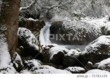 冬の菊池渓谷の雪と氷の風景 冬の菊池渓谷の雪と氷の風景 72781159