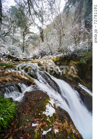 冬の菊池渓谷の雪と氷の風景 72781191