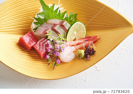 刺身三点盛り（縞鯵　本鮪　甘海老） 72783620