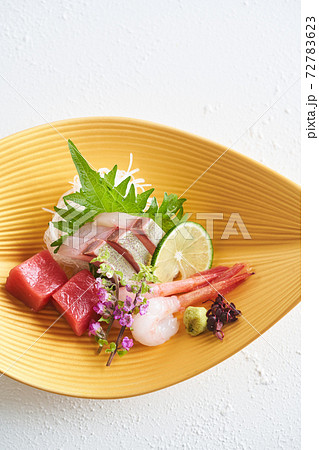 刺身三点盛り(縞鯵 本鮪 甘海老) 刺身三点盛り(縞鯵 本鮪 甘海老) 72783623